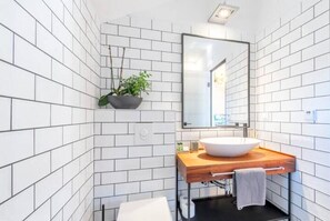 バスアメニティ (無料)、ヘアドライヤー、タオル、石鹸