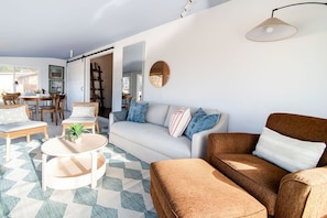 Smart TV y chimenea 