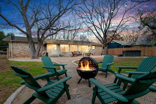 Pekan Haus - Hot tub, fire pit & close to Main St!