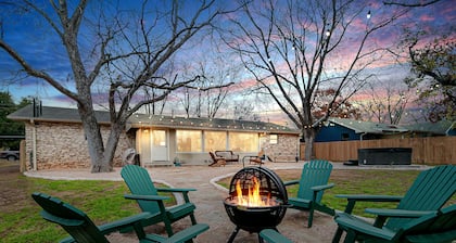 Pekan Haus - Hot tub, fire pit & close to Main St!