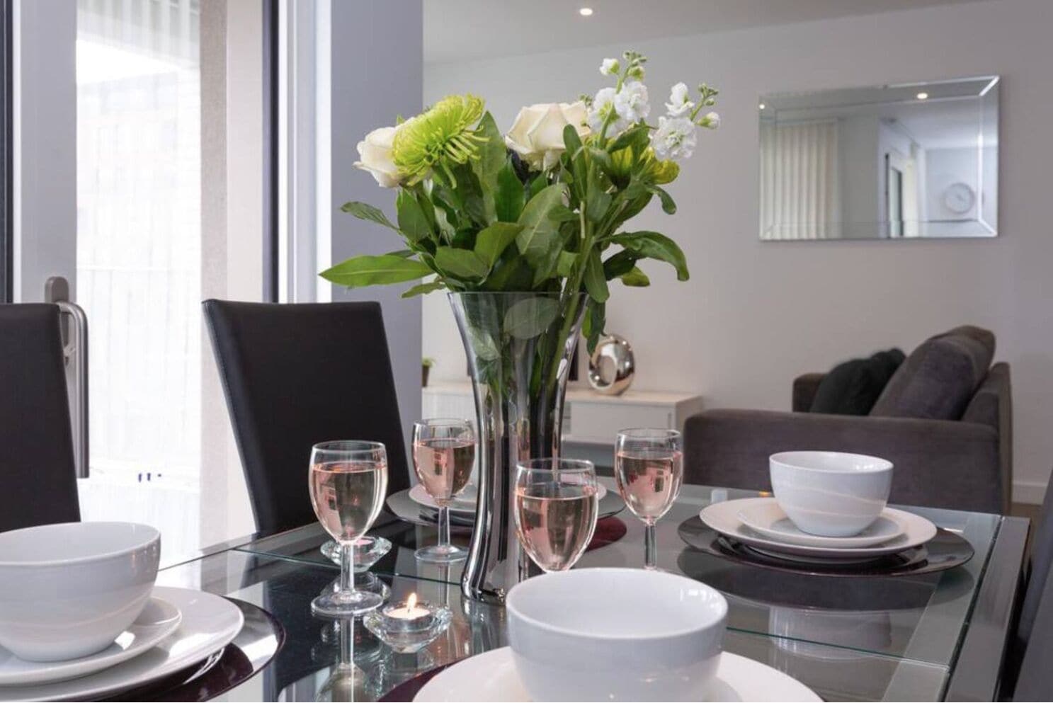 Deluxe Apartment | Private kitchen | Electric kettle, dining tables