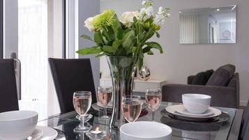 Deluxe Apartment | Private kitchen | Electric kettle, dining tables