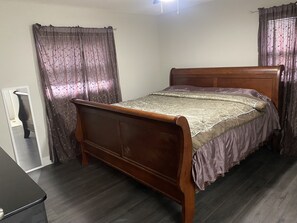 4 Schlafzimmer, BĂŒgeleisen/BĂŒgelbrett, WLAN, BettwĂ€sche