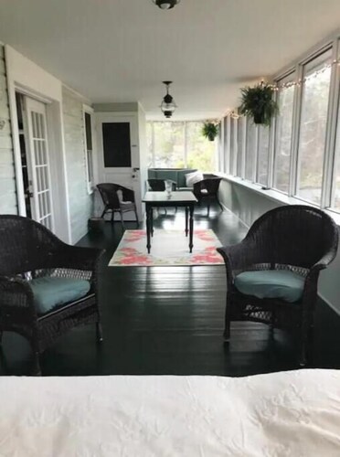 Peaceful Waterfall House -- 
2 bedroom hidden treasure 