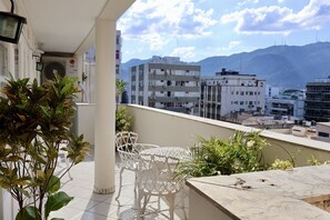 Outdoor dining - Bright and charming penthouse apartment, 2 blocks from Ipanema Beach. (Ipanema Rio de Janeiro)
