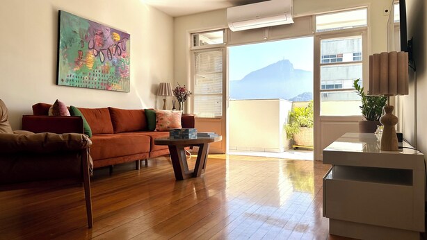 Una sala de estar con un sofá, una mesa de centro y un cuadro en la pared.
