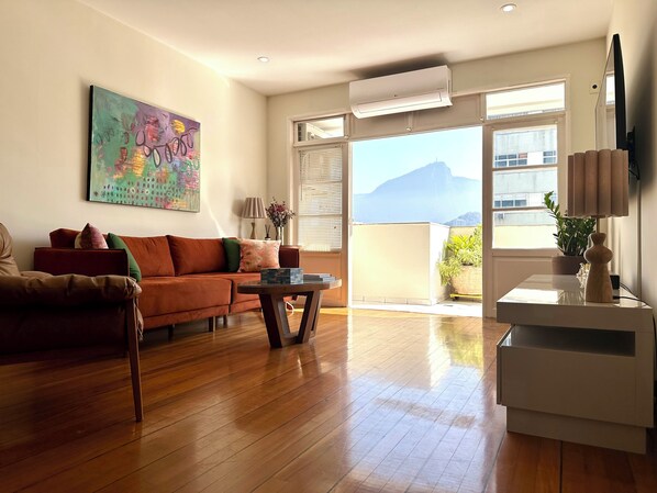 Smart TV - Bright and charming penthouse apartment, 2 blocks from Ipanema Beach. (Ipanema Rio de Janeiro)