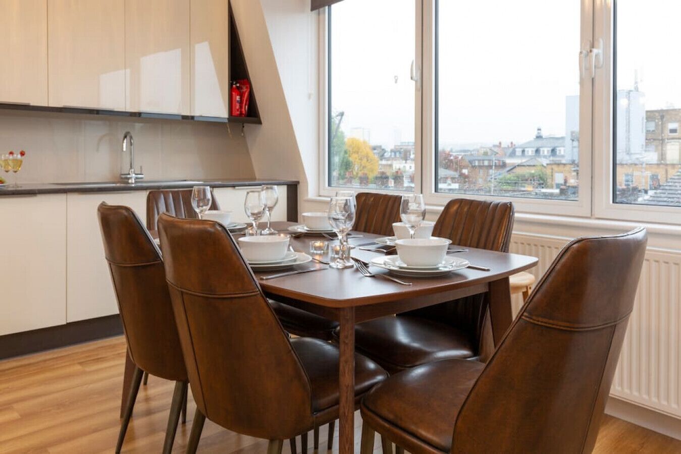 Appartement Deluxe | Coin séjour | TV connectée de 32 pouces avec chaînes numériques