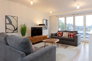 Leilighet – deluxe | Oppholdsområde | En 32-tommers smart-TV med digitale kanaler