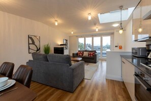 Leilighet – deluxe | Oppholdsområde | En 32-tommers smart-TV med digitale kanaler