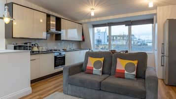 Deluxe-lejlighed | Opholdsområde | 32-tommers smart-tv med digitale kanaler