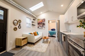 Fridge, microwave, oven, stovetop - Downtown 2 bedroom near Victoria park in the Middle of Entertainment District (London)