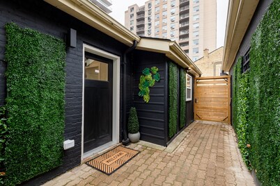 Downtown 2 bedroom near Victoria park in the Middle of Entertainment District