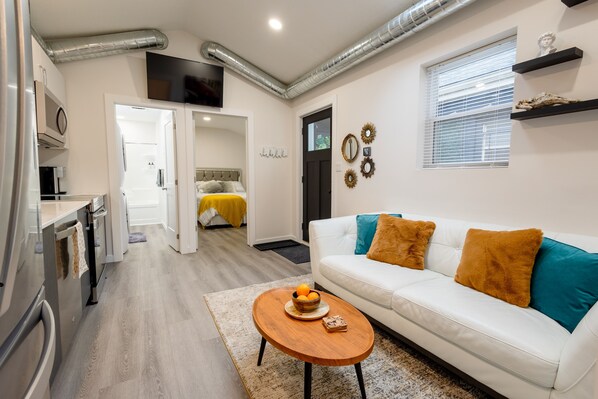 Smart TV - Downtown 2 bedroom near Victoria park in the Middle of Entertainment District (London)