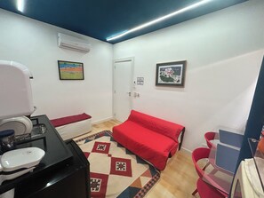 TV, books, stereo - Estúdio Azul "Da cor do Mar" um lugar com tudo em cima para curtir a região. (Vidigal)