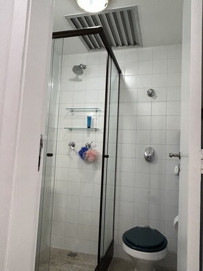 Dusj, hårføner, håndklær og såpe