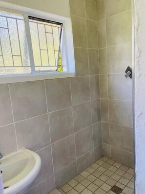 Douche, sèche-cheveux, serviettes fournies, savon