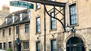 Un bâtiment historique sur lequel on peut lire, sur une plaque bien visible, l’inscription « The George of Stamford ».