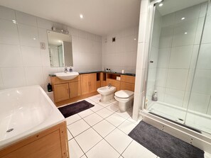 Shower, hair dryer, bidet, towels - Stunning, Chic 3-4 Bed House! 4 Storeys (Saint Martins)