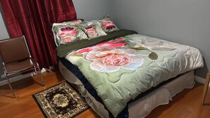 Une chambre à coucher avec un lit, une chaise et un tapis.