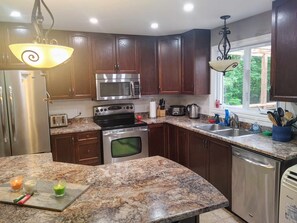 Kjøleskap, mikrobølgeovn, ovn og kokeplater