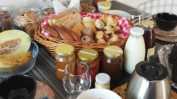 Café da manhã feito na hora grátis todos os dias