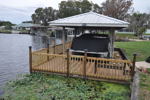 Lakehouse on lake Istokpoga. Separate inlaws quarters, 10 minutes from Raceway
