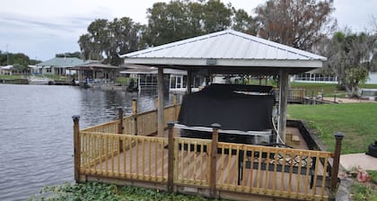 Lakehouse on lake Istokpoga. Separate inlaws quarters, 10 minutes from Raceway