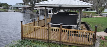 Lakehouse on lake Istokpoga. Separate inlaws quarters, 10 minutes from Raceway