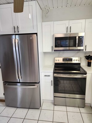 Oven, stovetop, dishwasher - Lakehouse on lake Istokpoga. Separate inlaws quarters, 10 minutes from Raceway (Sebring)