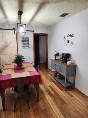 Dining - Lakehouse on lake Istokpoga. Separate inlaws quarters, 10 minutes from Raceway (Sebring)