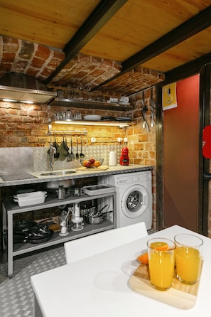 Fridge, microwave, oven, stovetop - Brick House - Nazaré Experience (Nazaré)
