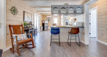 Waterfront with Access_Indoor Hot Tub_Sauna_ 3 BRs