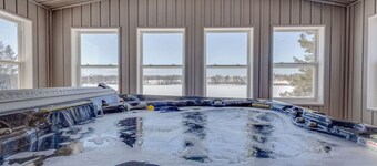  Water front with access Retreat with Sauna & Hot Tub: 3 bedrooms