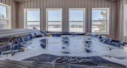 Water front with access Retreat with Sauna & Hot Tub: 3 bedrooms