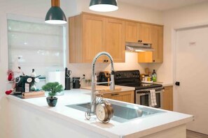 冰箱、微波炉、烤箱、炉灶