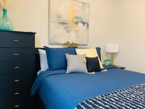 3 bedrooms, desk, travel crib, WiFi - Modern Bungalow at Riverfront Stadium (Wichita)