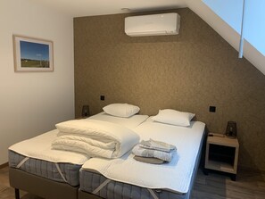 4 bedrooms, desk, travel crib, WiFi