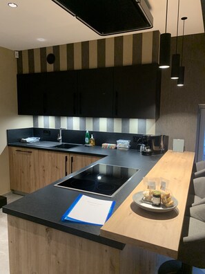 Kühlschrank, Mikrowelle, Ofen, Herdplatte