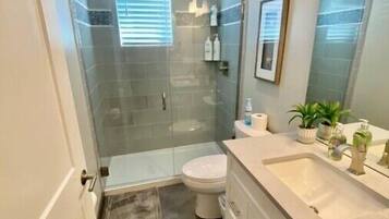 Douche, sèche-cheveux, serviettes fournies, savon