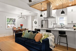 Smart TV, tavolo da calcetto, libri