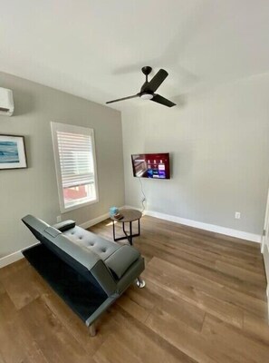 Smart TV - Modern Studio Apartment in Central West end, BJ Hospital (St. Louis)