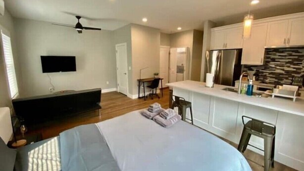 Unclassified image, 1 of 16, button - Modern Studio Apartment in Central West end, BJ Hospital (St. Louis)