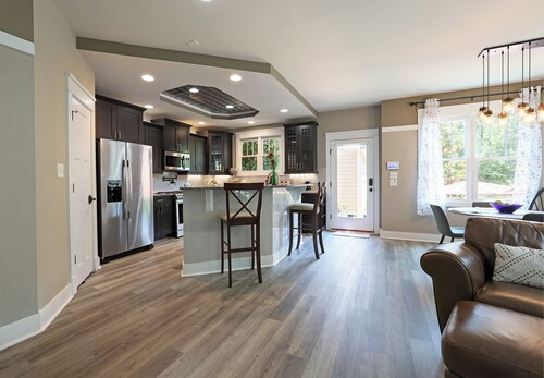 Exec Townhome W/ EV Car Charger