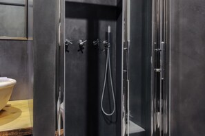 Dusche, Haartrockner, Bidet, Handtücher
