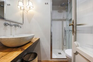 Een douche, een haardroger, een bidet, handdoeken
