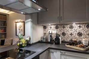 Frigorífic, forn, placa de cuina i rentaplats 