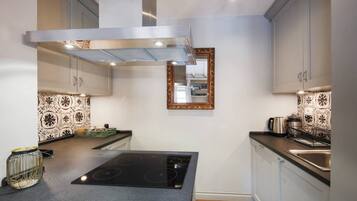 KĂŒhlschrank, Ofen, Herdplatte, GeschirrspĂŒler