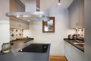 Refrigerador, horno, placa de cocina, lavavajillas