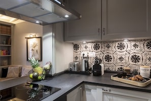 Een koelkast, een oven, een kookplaat, een vaatwasser